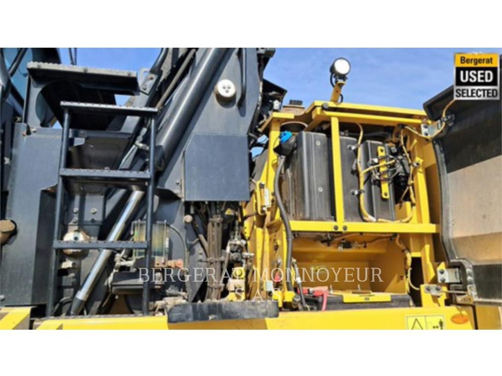 CAT MH3024 Pelle sur pneus