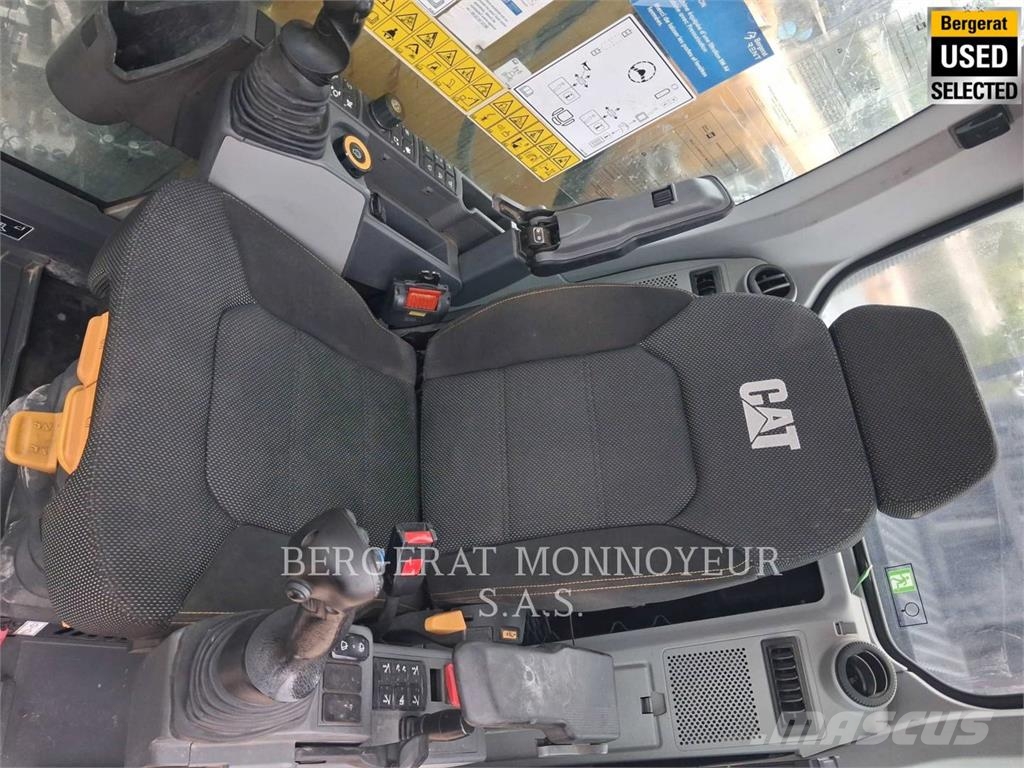 CAT MH3024 Pelle sur pneus