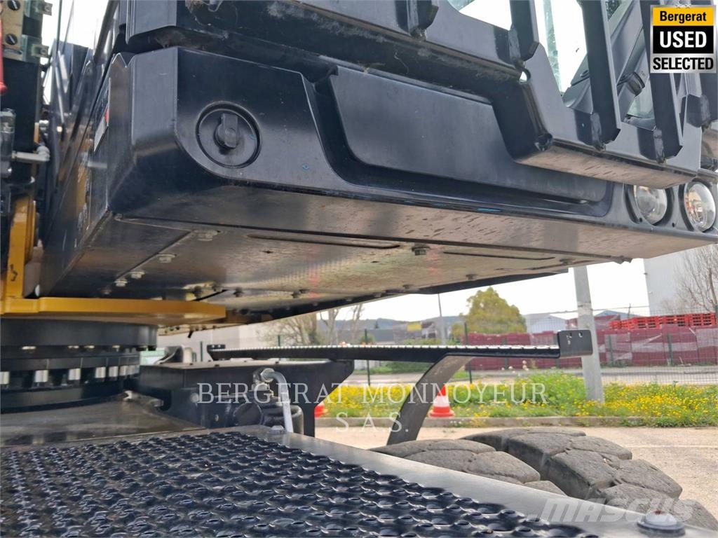CAT MH3024 Pelle sur pneus