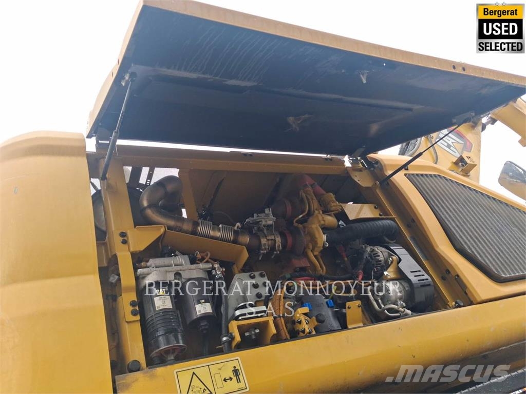 CAT MH3024 Pelle sur pneus