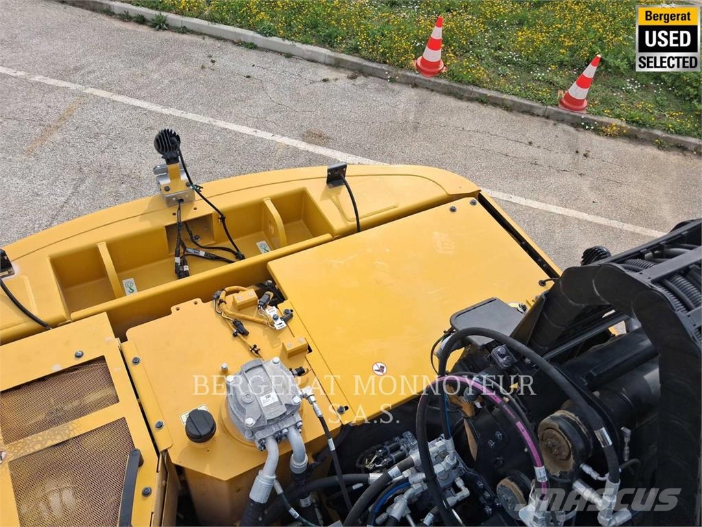 CAT MH3024 Pelle sur pneus