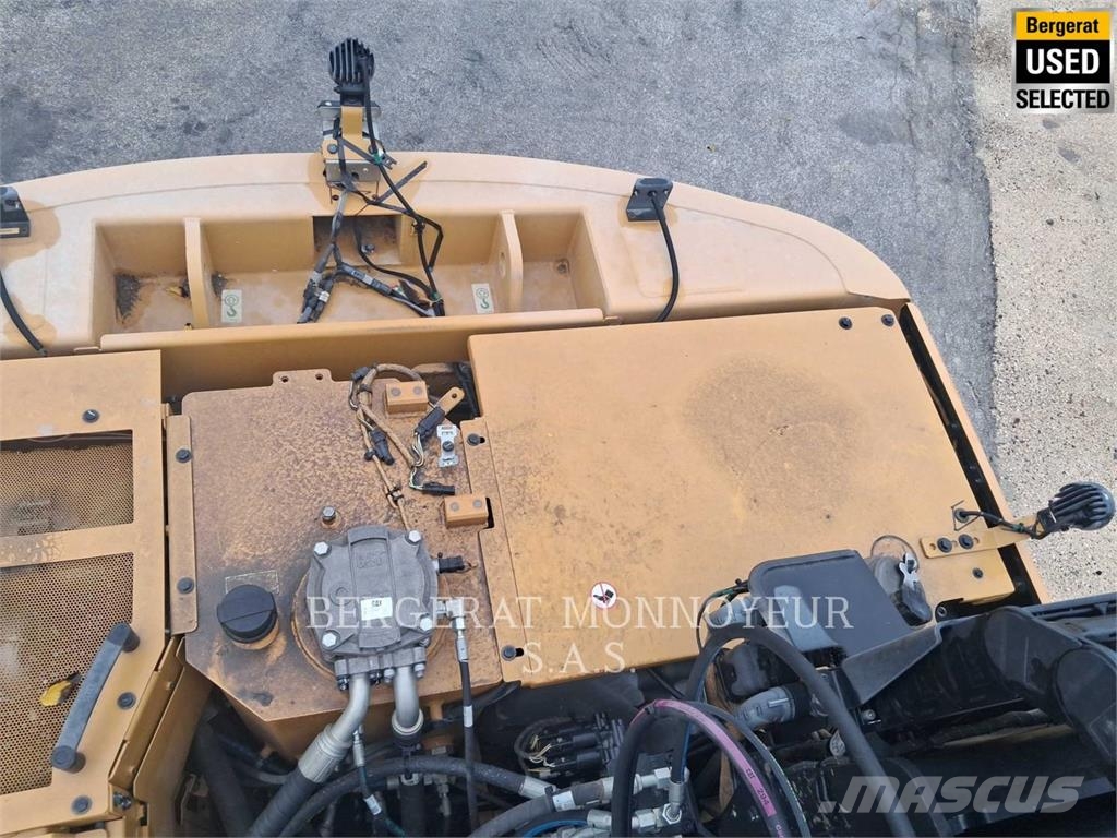 CAT MH3024 Pelle sur pneus