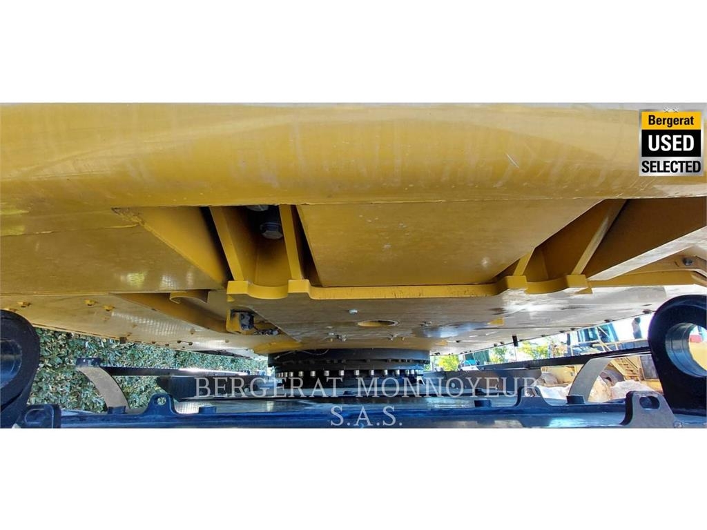 CAT MH3024 حفارات بعجل