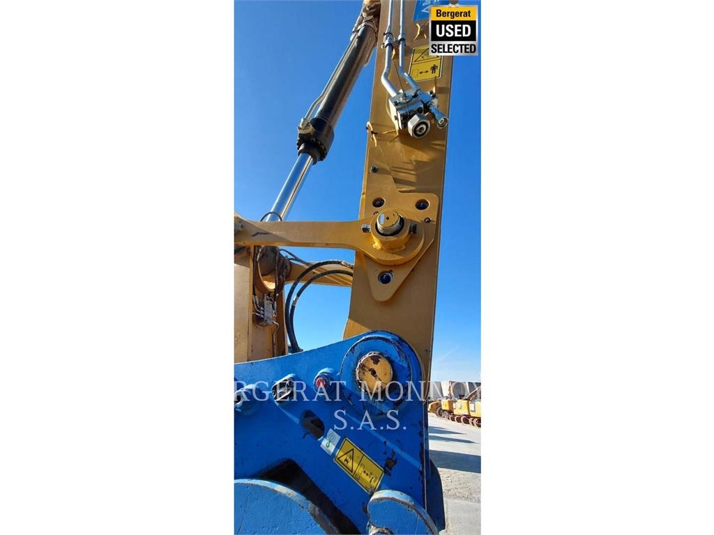 CAT MH3024 حفارات بعجل
