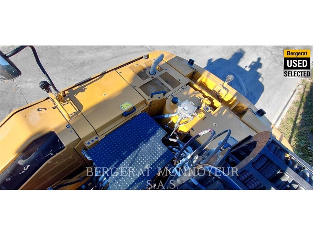 CAT MH3024 حفارات بعجل