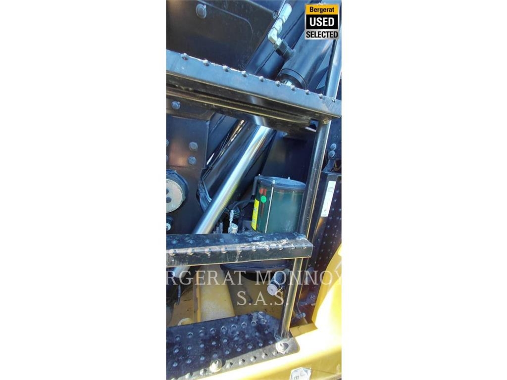CAT MH3024 حفارات بعجل