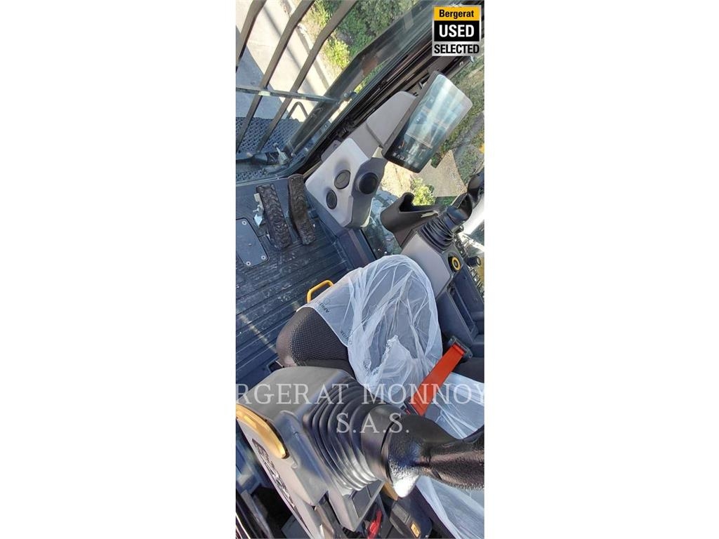 CAT MH3024 حفارات بعجل