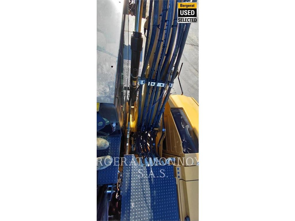 CAT MH3024 حفارات بعجل