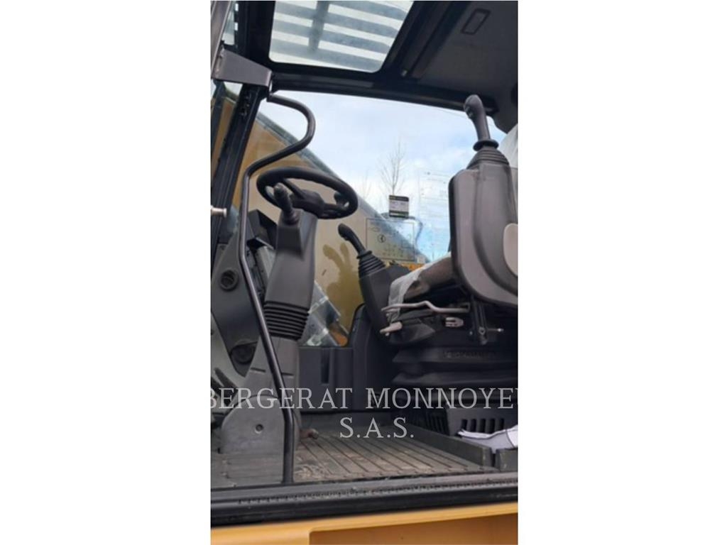 CAT MH3024-1 Pelle sur pneus