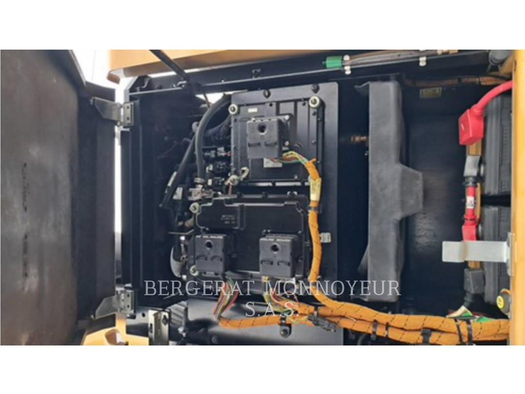 CAT MH3024-1 Pelle sur pneus