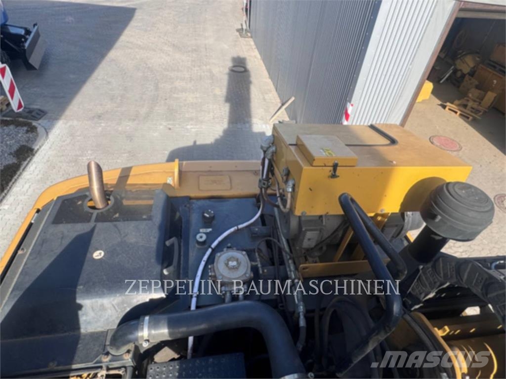 CAT MH3026-06C Demontāžas ekskavators