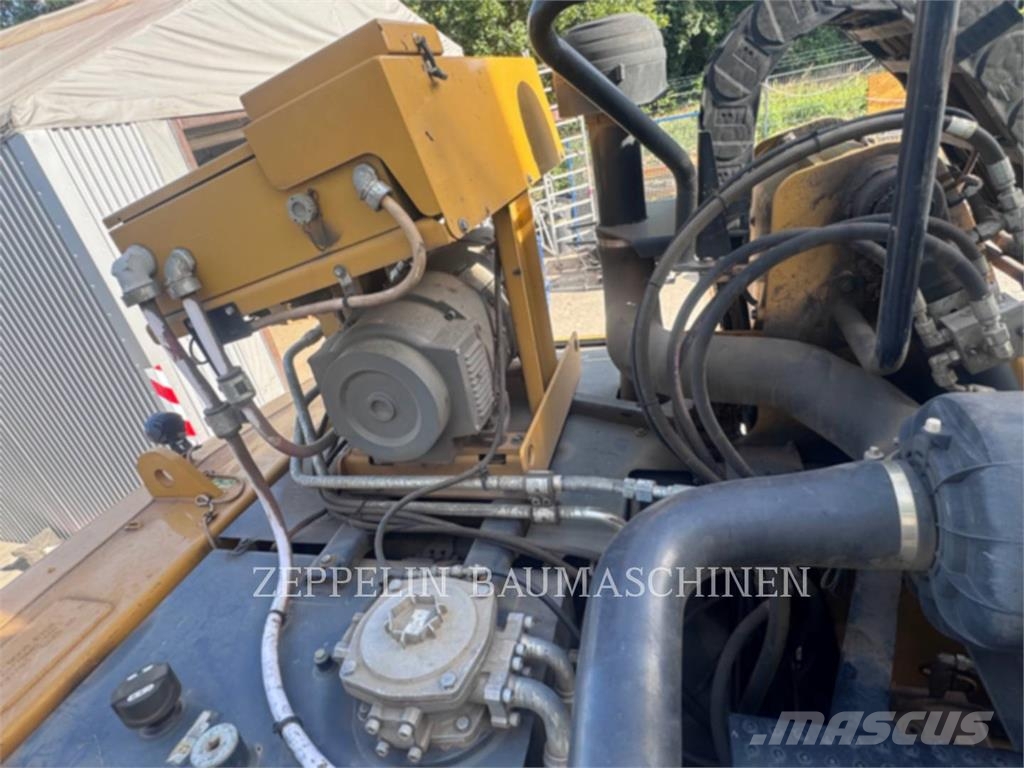 CAT MH3026-06C Demontāžas ekskavators