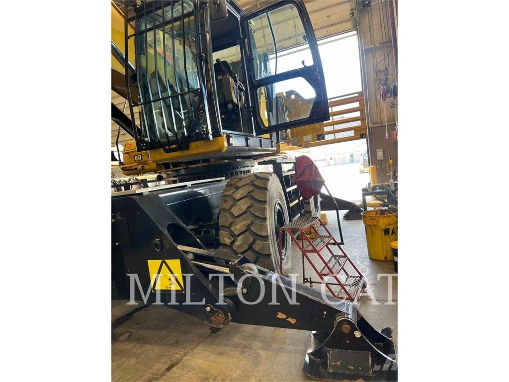 CAT MULTIDOCKER CH600 Багери за разрушаване
