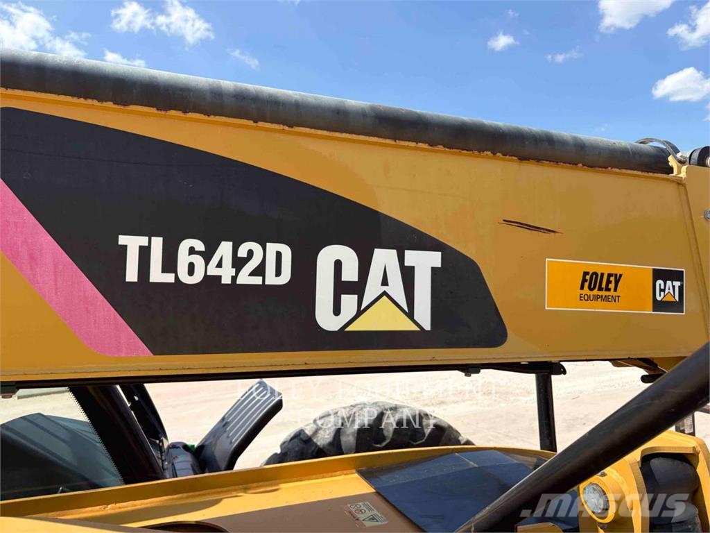 CAT TL642D 伸縮臂操作車