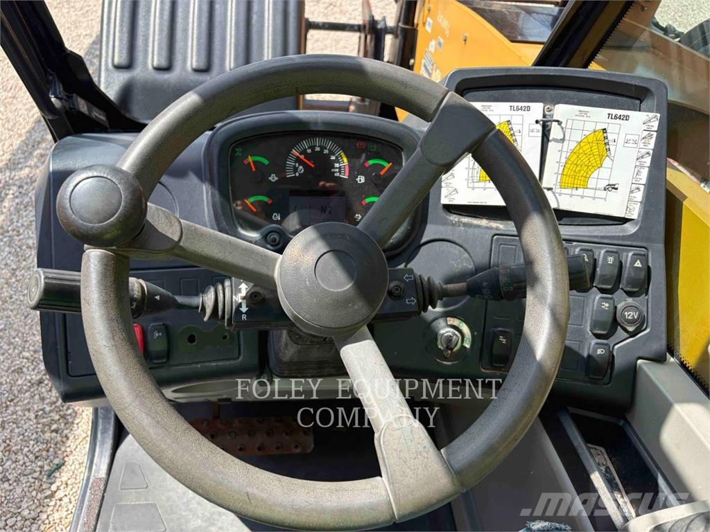 CAT TL642D 伸縮臂操作車
