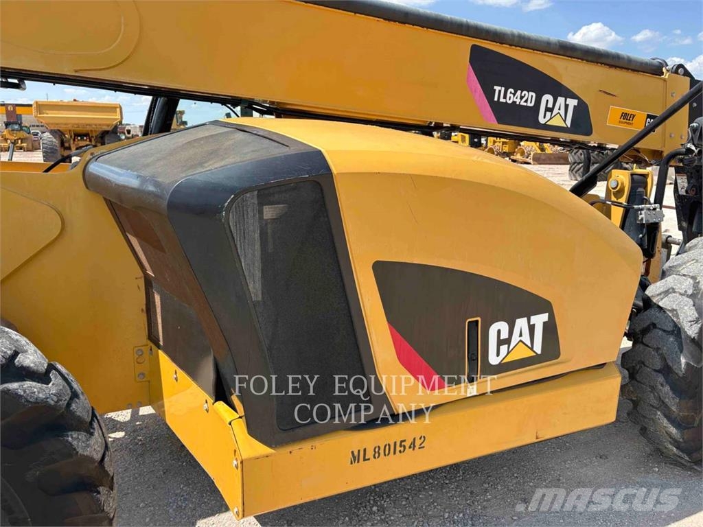 CAT TL642D 伸縮臂操作車