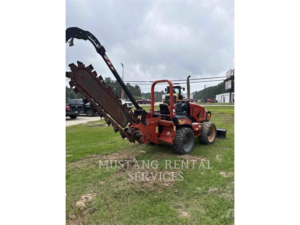 Ditch Witch (CHARLES MACHINE WORKS) RT80 Asphalt pavers