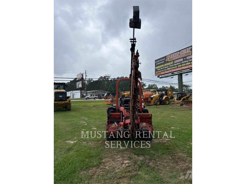 Ditch Witch (CHARLES MACHINE WORKS) RT80 Asphalt pavers