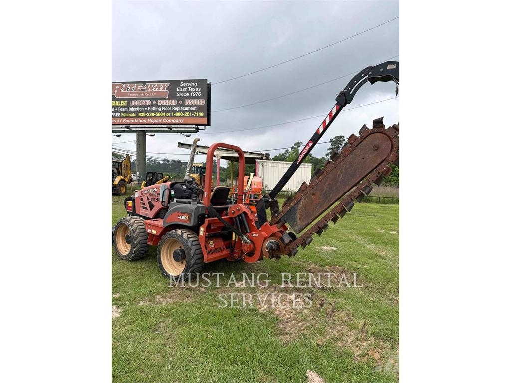 Ditch Witch (CHARLES MACHINE WORKS) RT80 Asphalt pavers