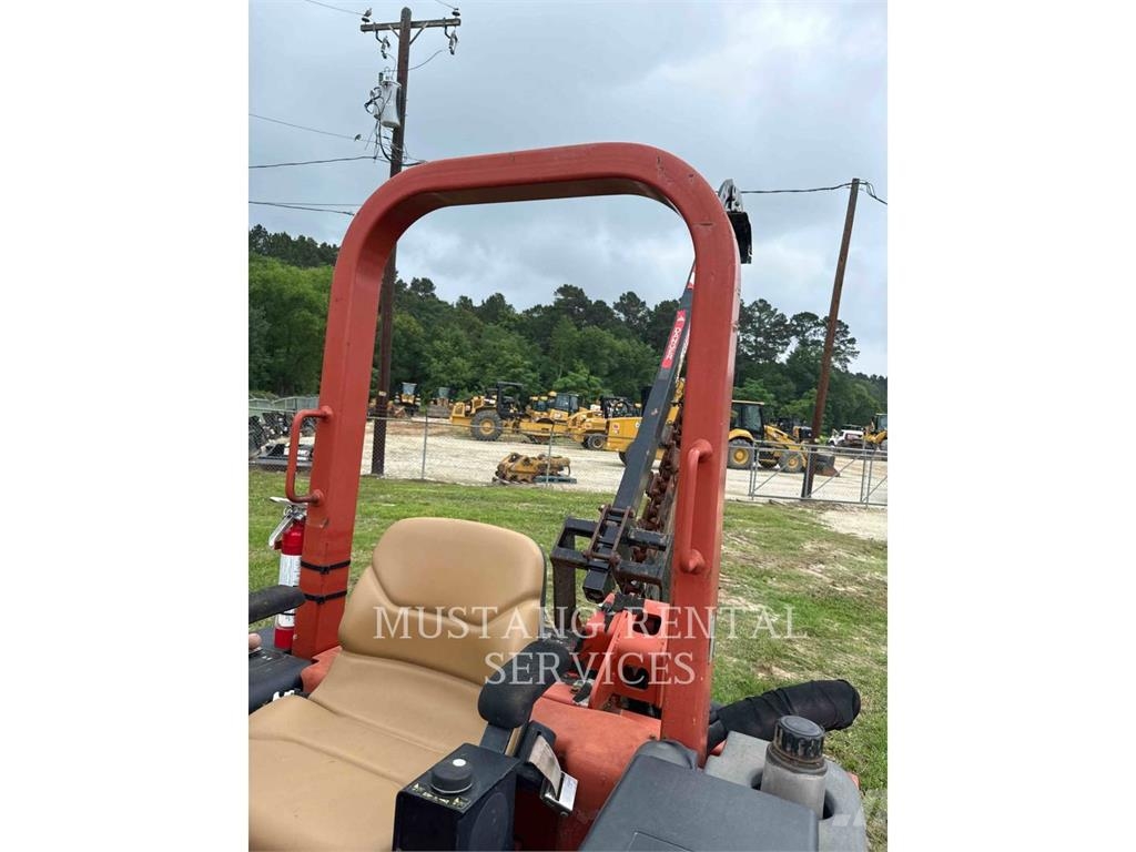Ditch Witch (CHARLES MACHINE WORKS) RT80 Asphalt pavers
