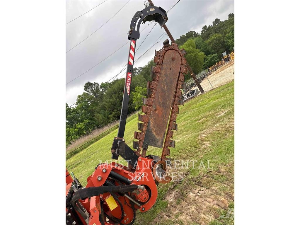 Ditch Witch (CHARLES MACHINE WORKS) RT80 Asphalt pavers