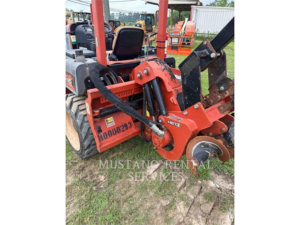 Ditch Witch (CHARLES MACHINE WORKS) RT80 Asphalt pavers