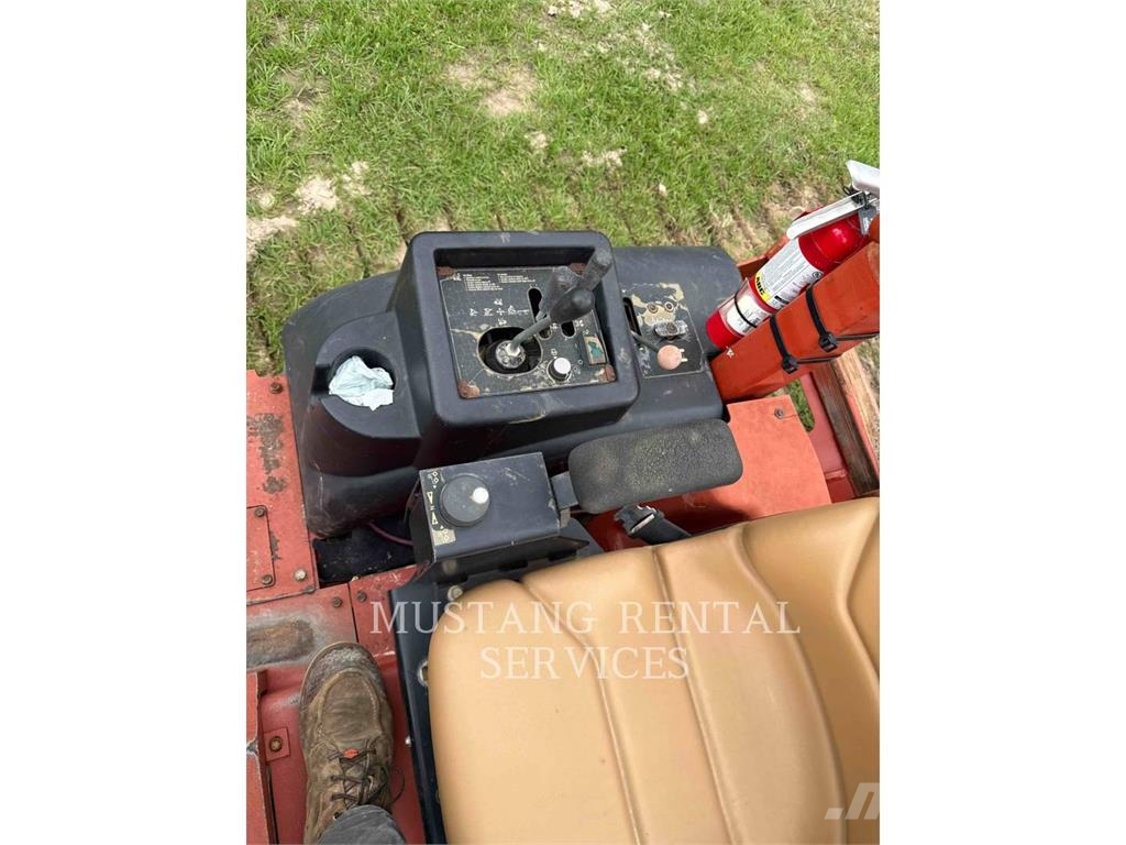 Ditch Witch (CHARLES MACHINE WORKS) RT80 Asphalt pavers