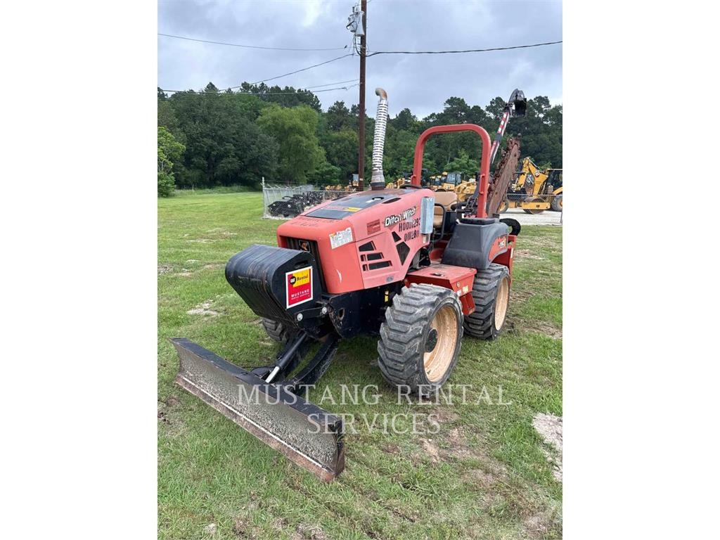 Ditch Witch (CHARLES MACHINE WORKS) RT80 Asphalt pavers