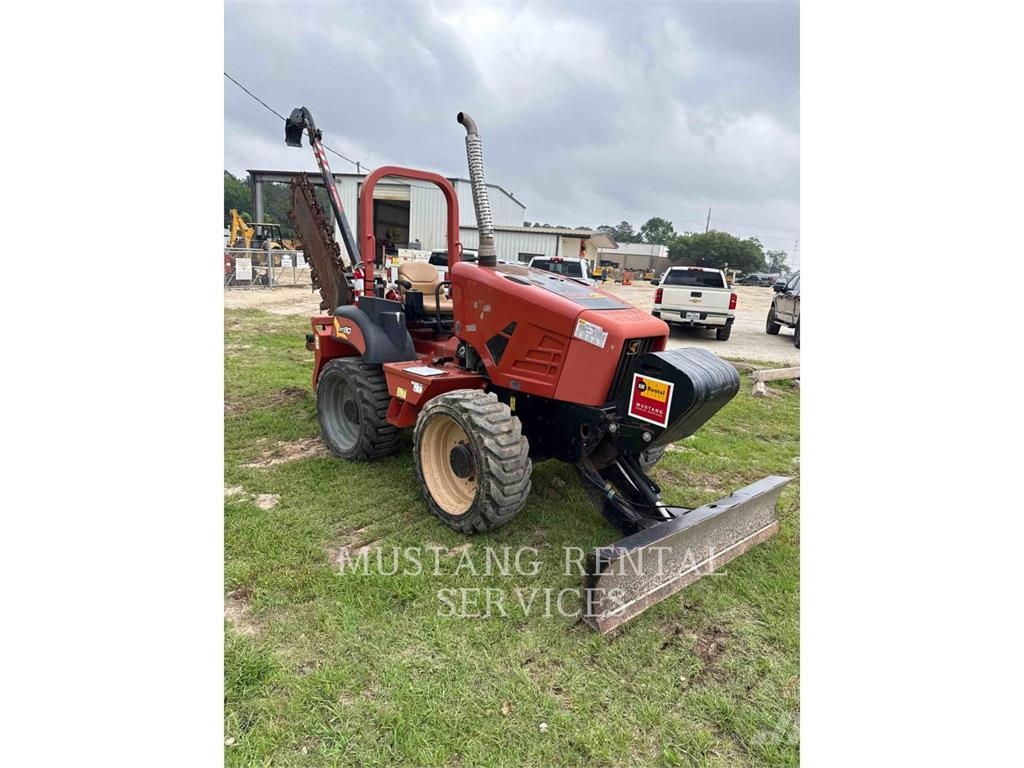 Ditch Witch (CHARLES MACHINE WORKS) RT80 Asphalt pavers
