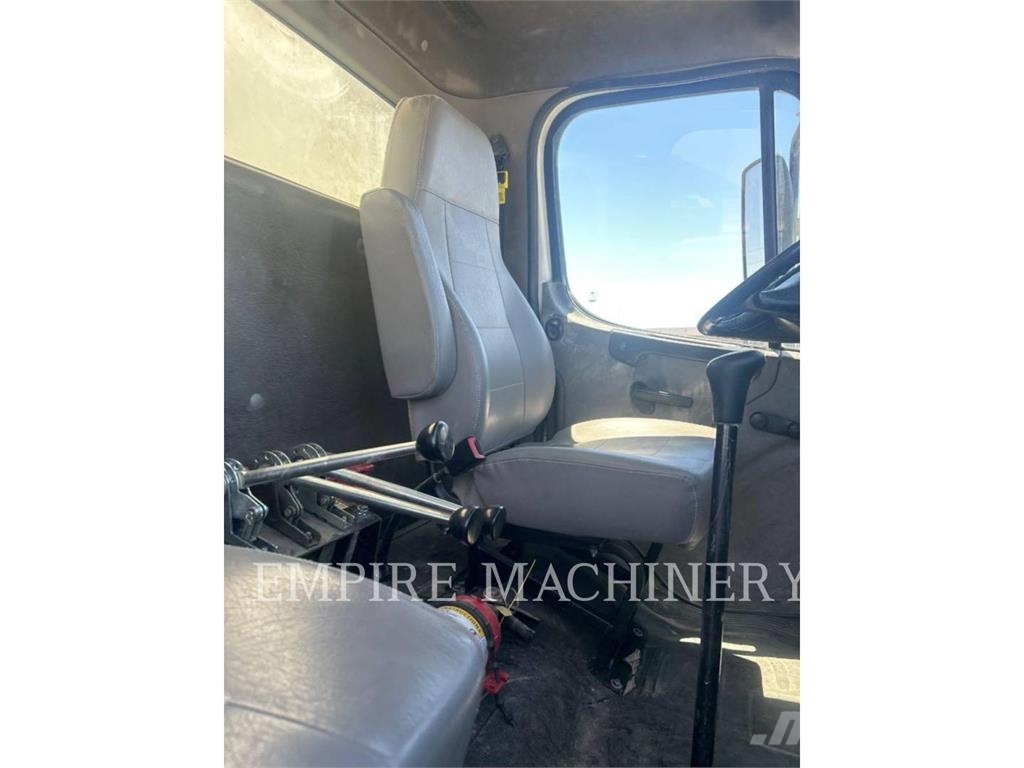 Freightliner 2KM TRK NV Camiones cisternas