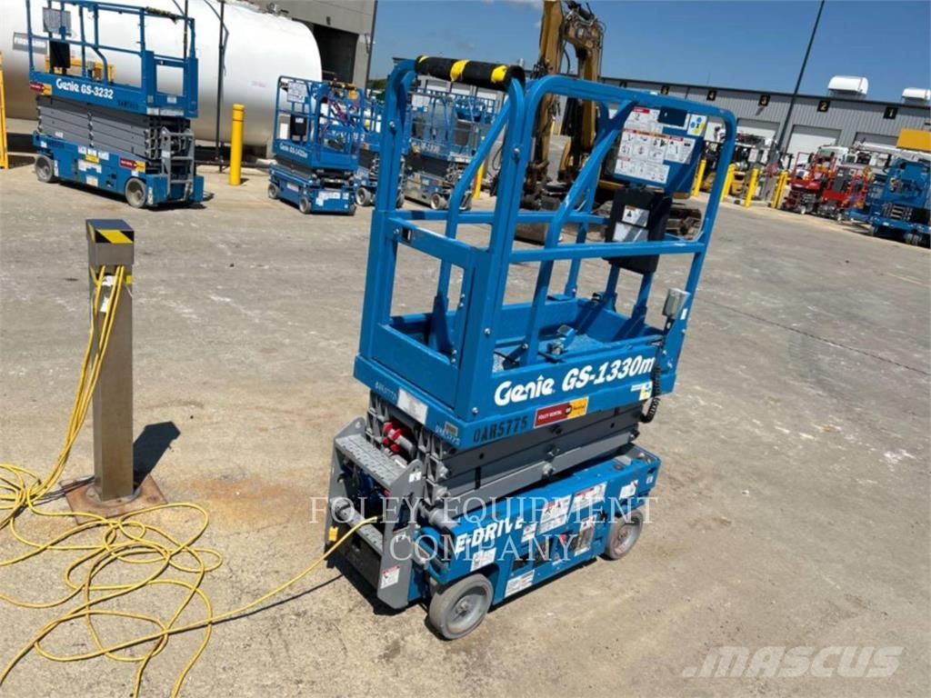 Genie GS1330 Šķerveida pacēlāji