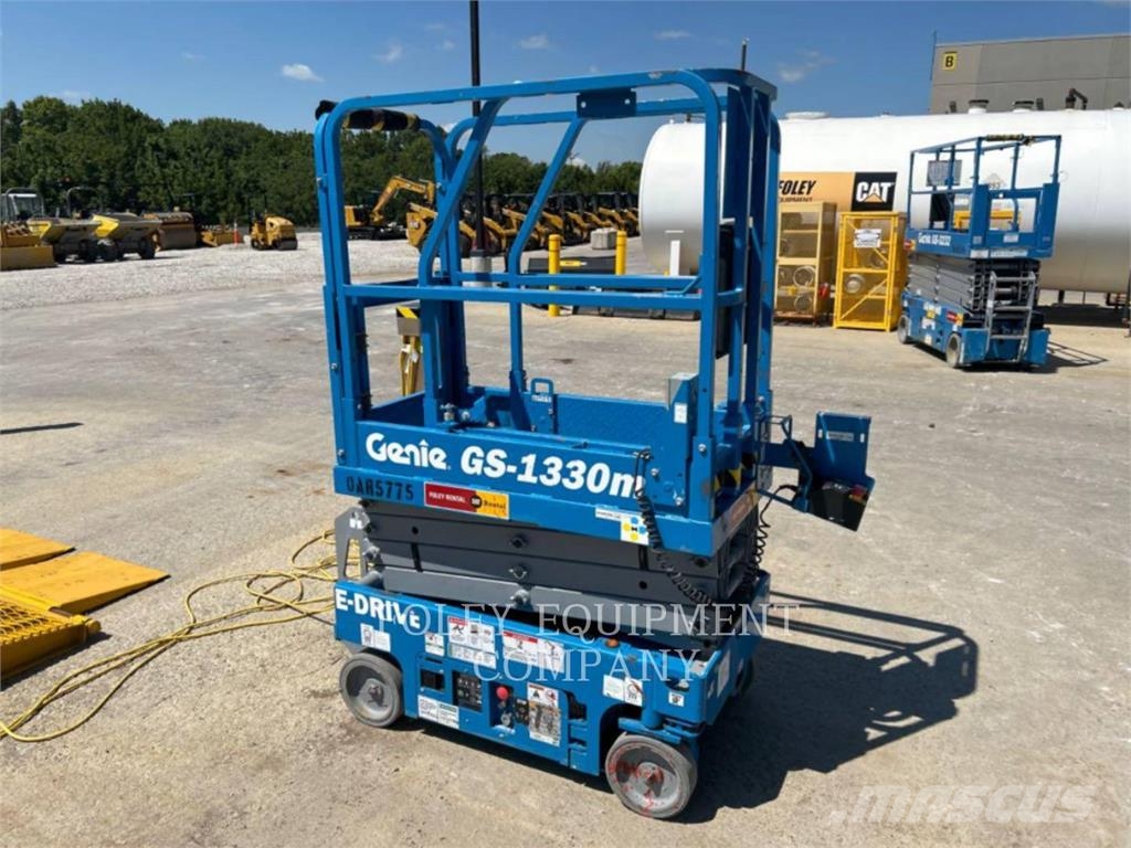 Genie GS1330 Šķerveida pacēlāji