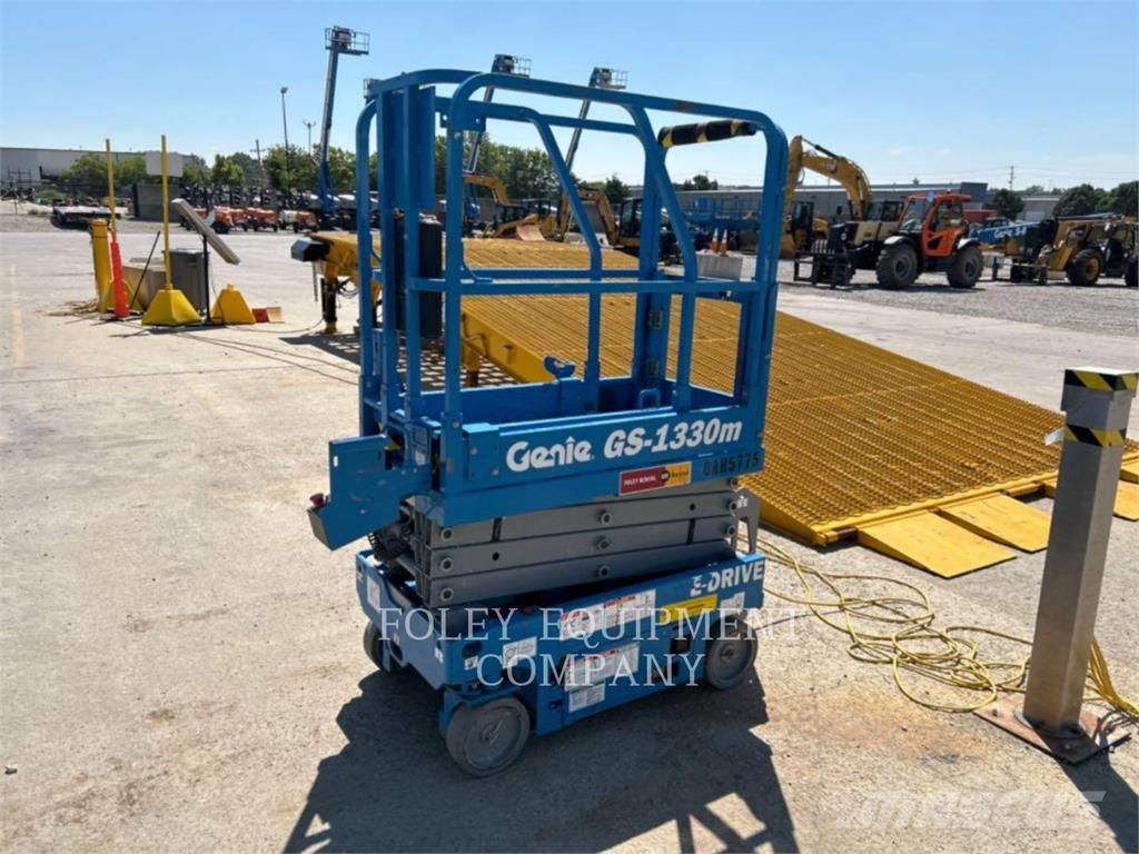 Genie GS1330 Šķerveida pacēlāji