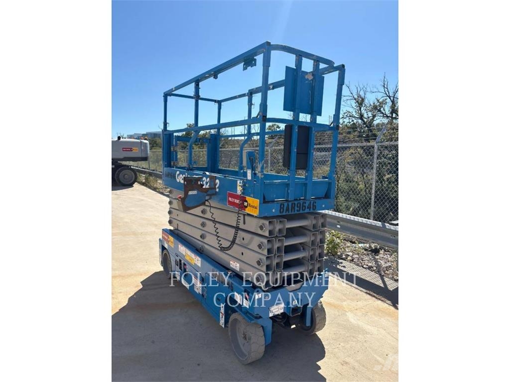 Genie GS3232 رافعات مقصية الشكل