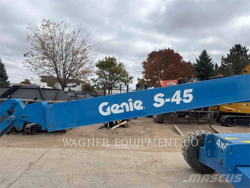 Genie S45RT 曲臂高空作業車