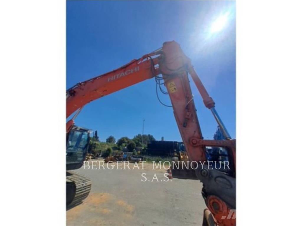 Hitachi ZX225 Kāpurķēžu ekskavatori