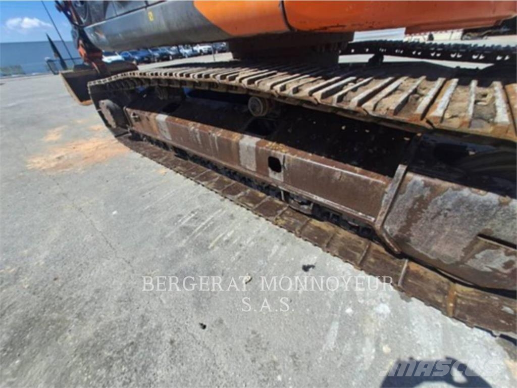 Hitachi ZX225 Kāpurķēžu ekskavatori