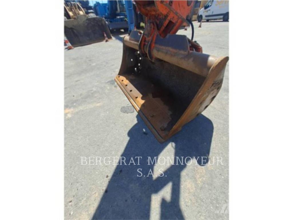 Hitachi ZX225 Kāpurķēžu ekskavatori