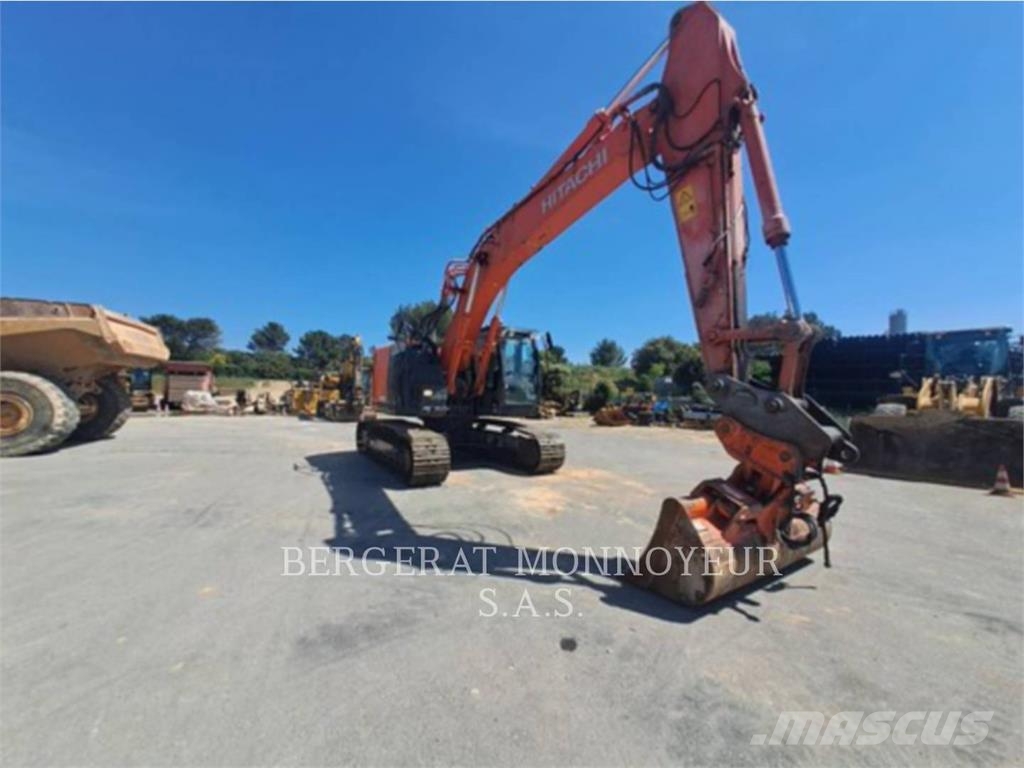 Hitachi ZX225 Kāpurķēžu ekskavatori