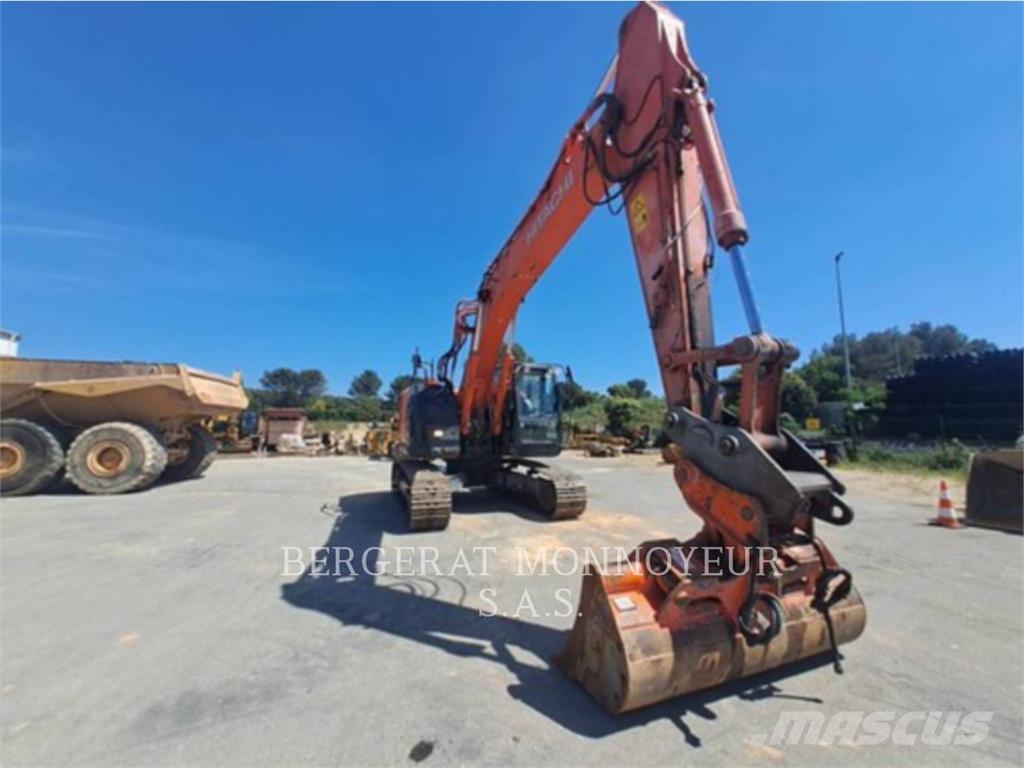 Hitachi ZX225 Kāpurķēžu ekskavatori