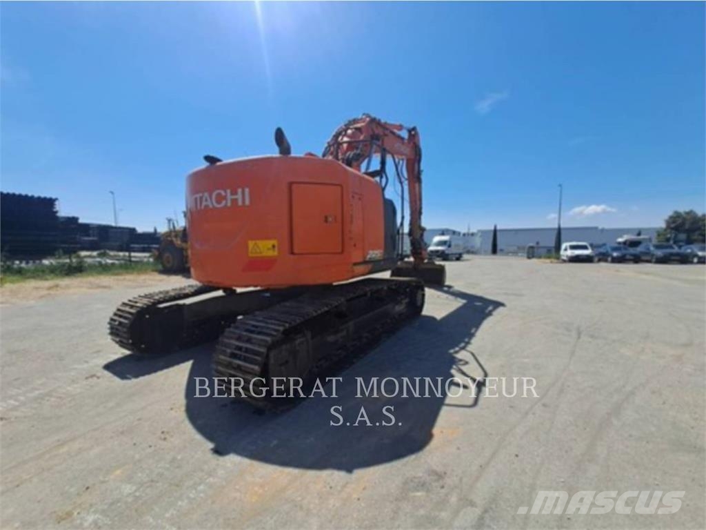 Hitachi ZX225 Kāpurķēžu ekskavatori
