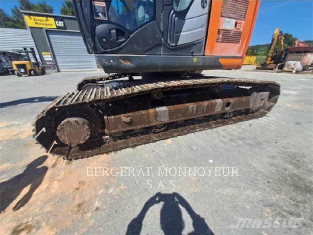 Hitachi ZX225 Kāpurķēžu ekskavatori