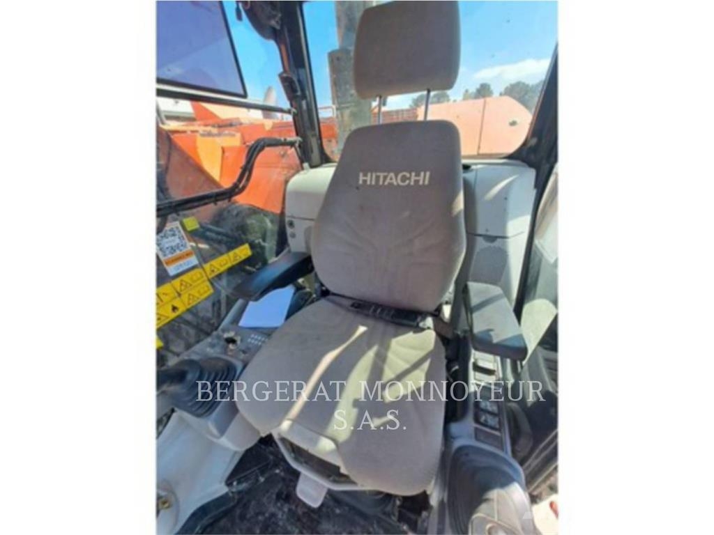 Hitachi ZX225 Kāpurķēžu ekskavatori