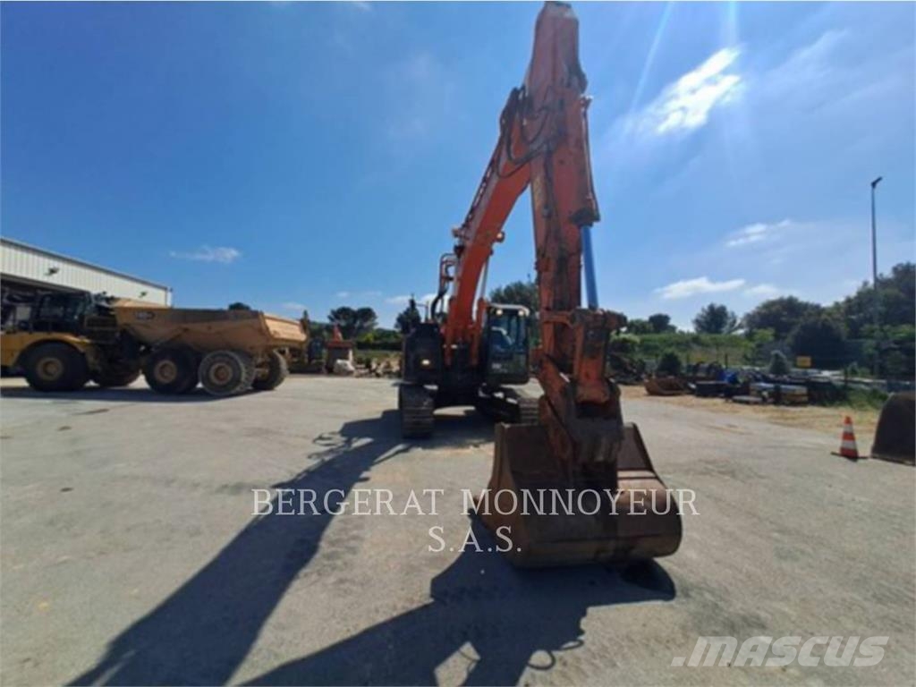 Hitachi ZX225 Kāpurķēžu ekskavatori