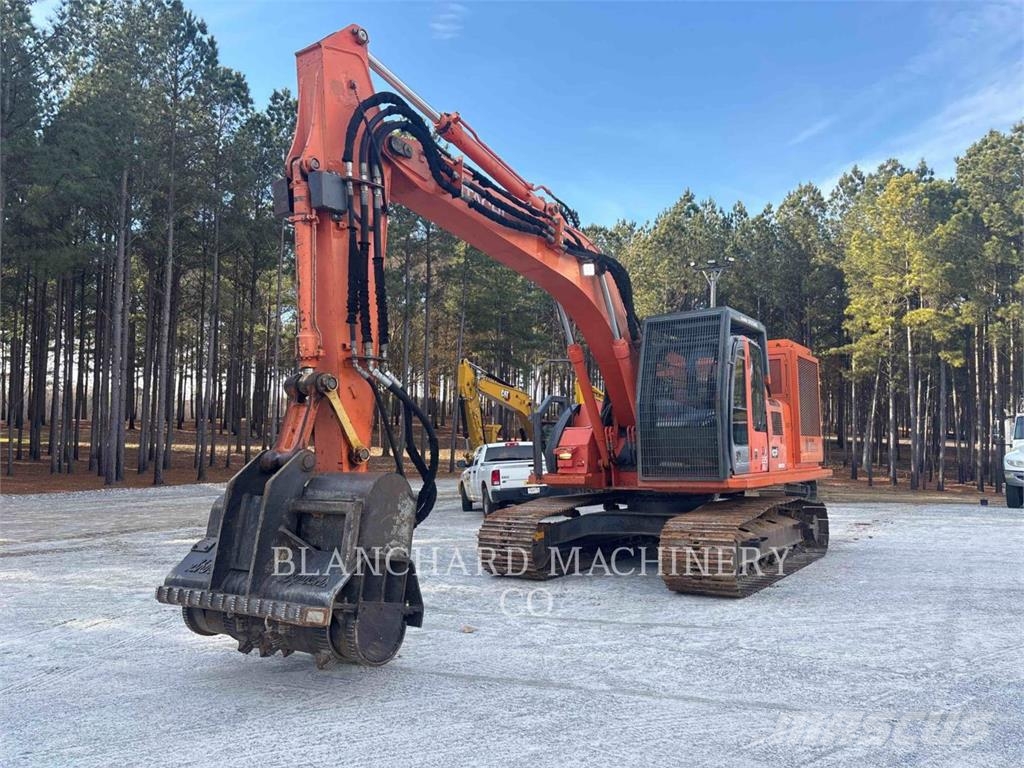 Hitachi ZX225USLC / SHINN Kāpurķēžu ekskavatori