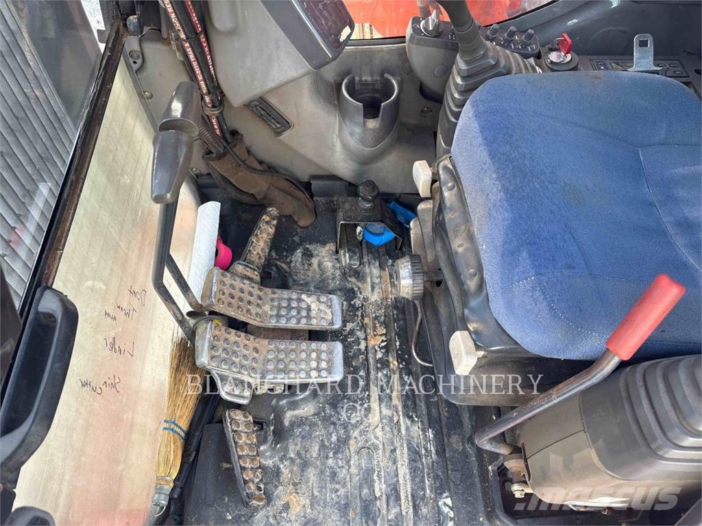Hitachi ZX225USLC / SHINN Kāpurķēžu ekskavatori