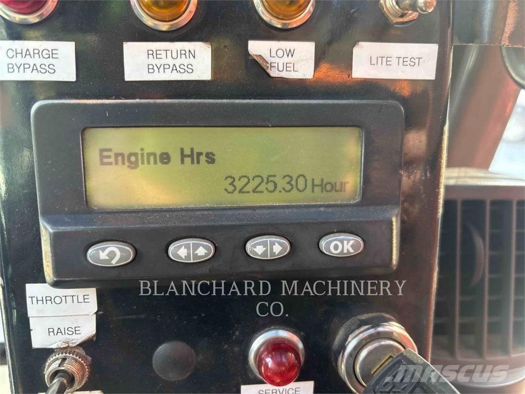 Hitachi ZX225USLC / SHINN Kāpurķēžu ekskavatori