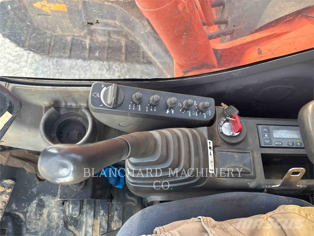 Hitachi ZX225USLC / SHINN Kāpurķēžu ekskavatori