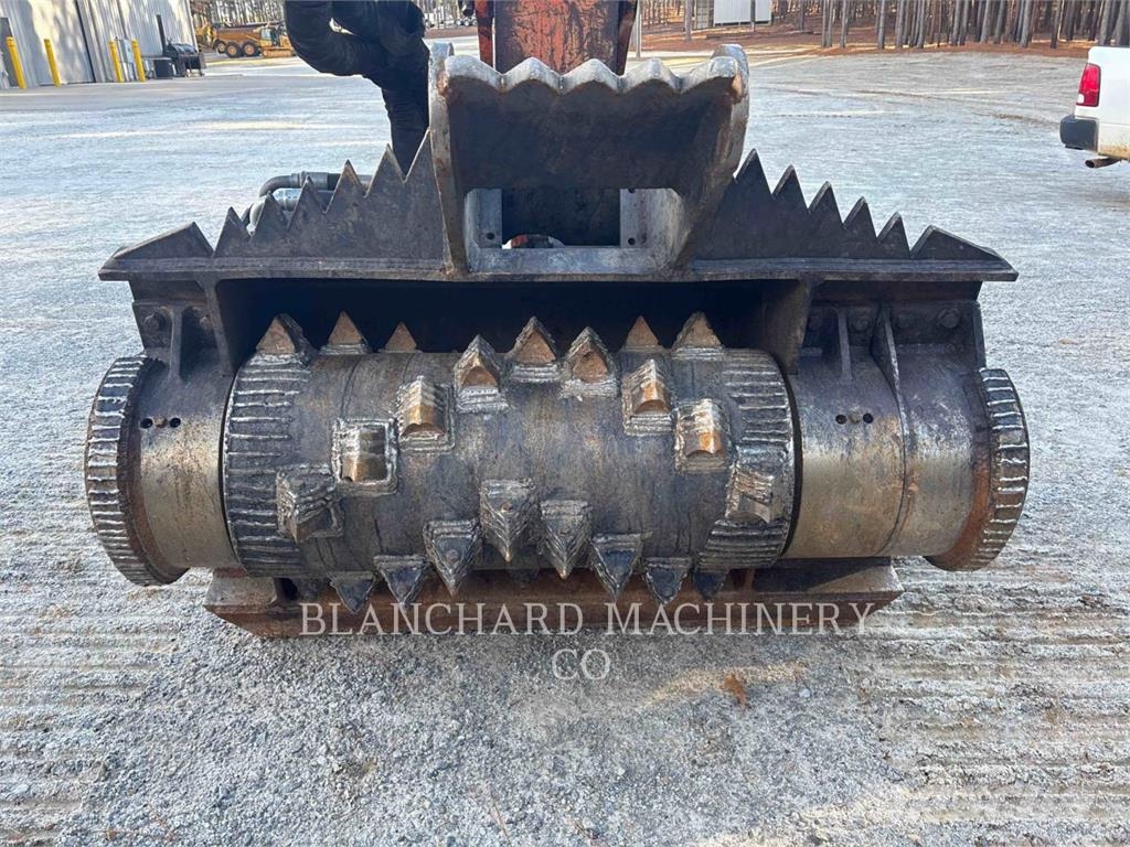 Hitachi ZX225USLC / SHINN Kāpurķēžu ekskavatori