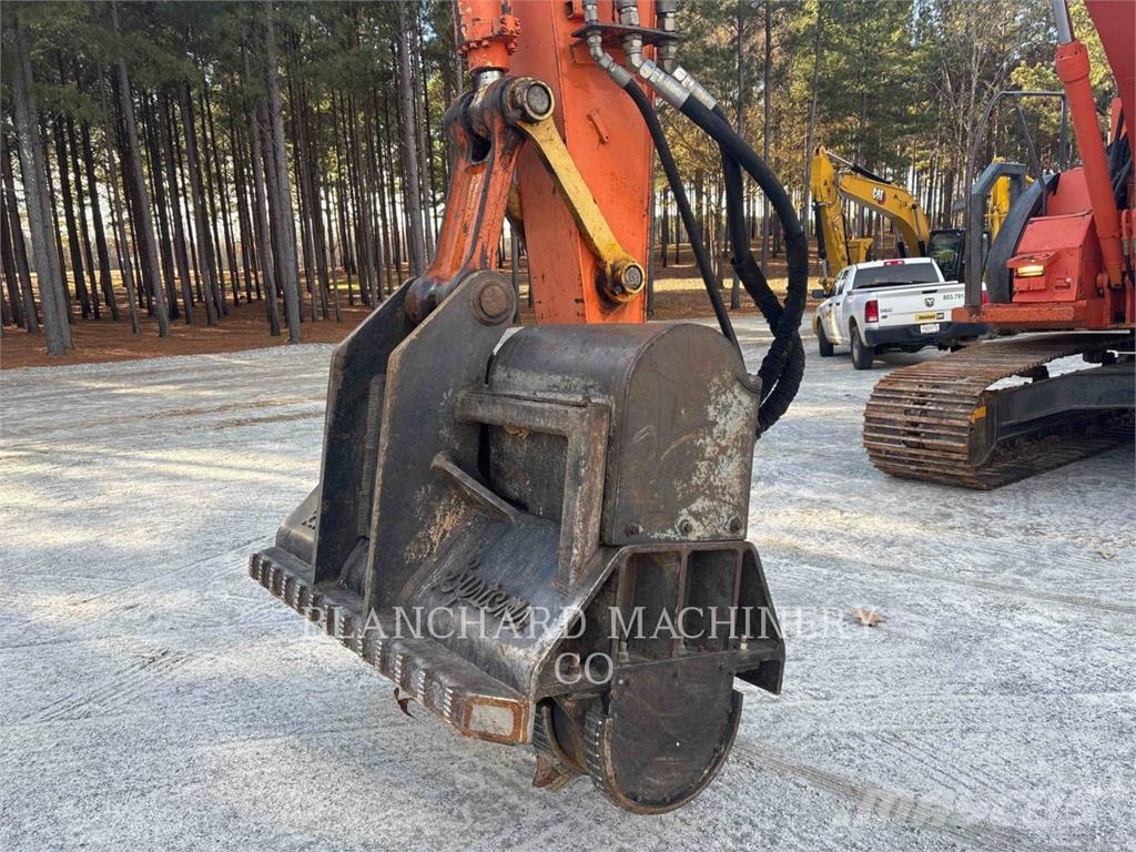 Hitachi ZX225USLC / SHINN Kāpurķēžu ekskavatori